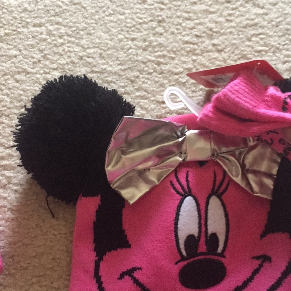 Disney hat and glove set - Picture 4 of 4